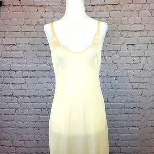 𝅺VINTAGE Long Lace Slip size 34